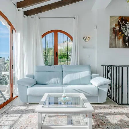 Townhouse- Romantic, Cute And Quiet Holiday home *